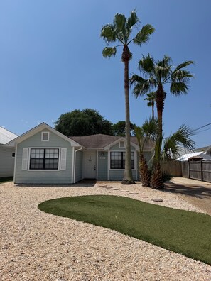 Exterior - Private Pool, Walk to Beach šļø, Bright Sun Room, Quiet West End (Panama City Beach)