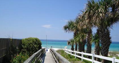 Private Pool, Walk to Beach 🏖️, Bright Sun Room, Quiet West End