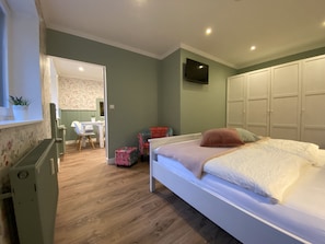 1 bedroom, travel crib, free WiFi, bed sheets - Bed 'n Riesling - The vacation apartment in Forst a.d. Wine route with its own garden (Forst an der Weinstraße)