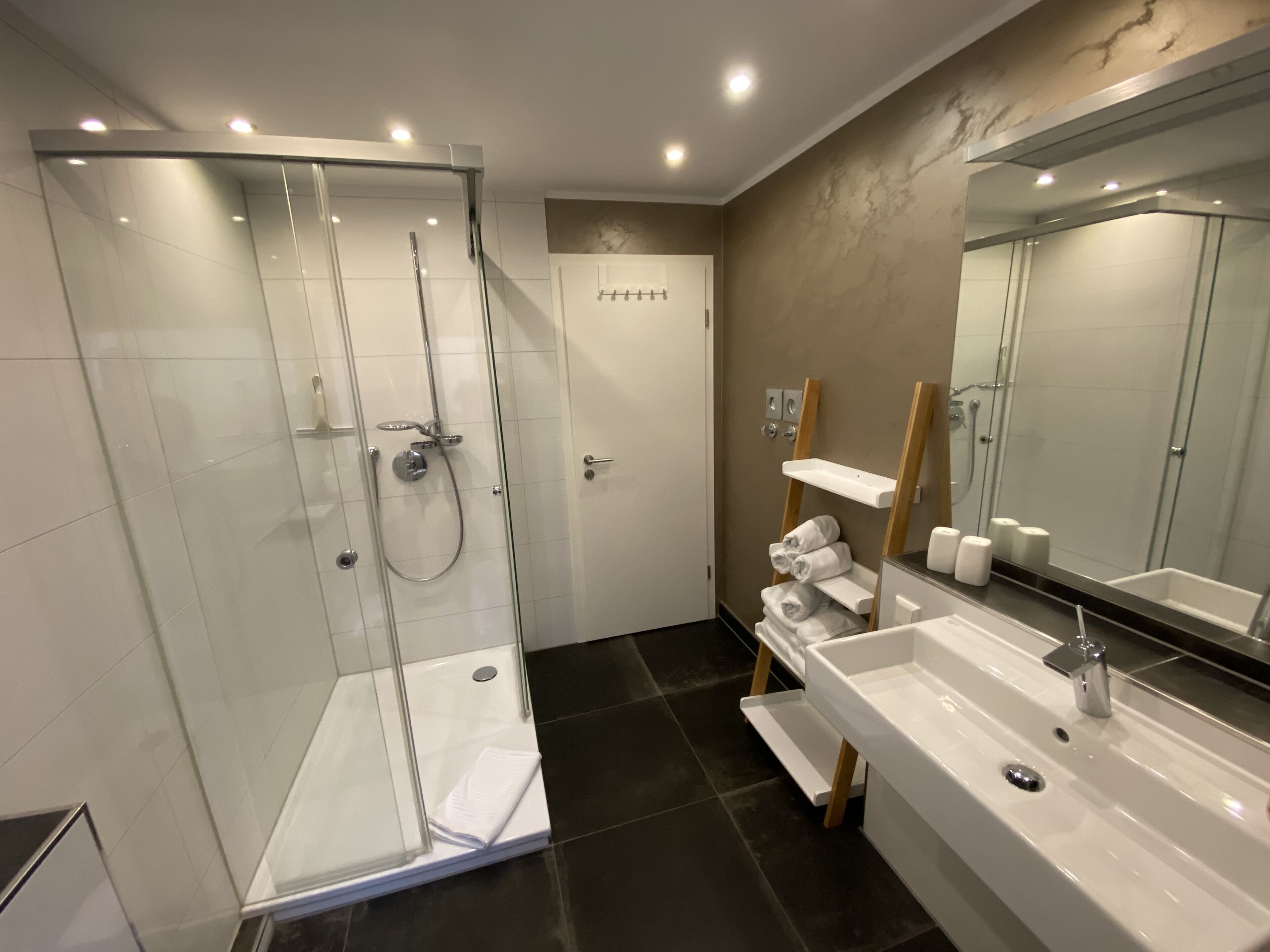 Een douche, een haardroger, handdoeken