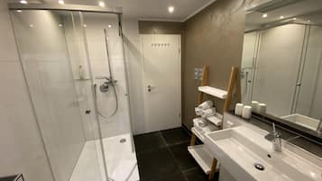 Dusche, Haartrockner, Handtücher