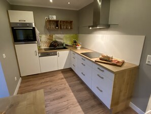 Een koelkast, een oven, een kookplaat, een vaatwasser