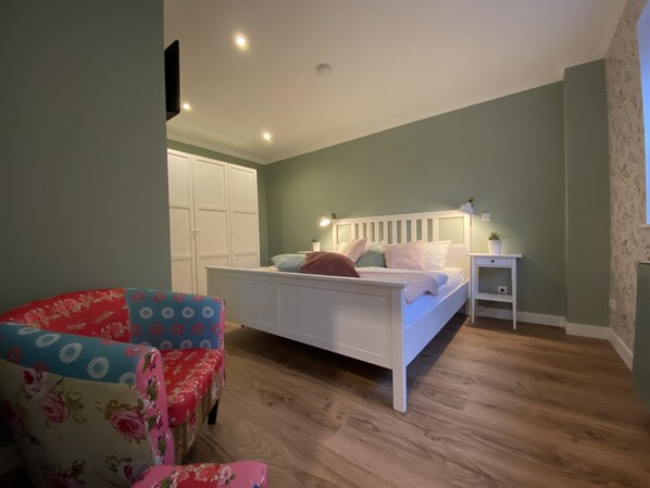 1 bedroom, travel cot, free WiFi, bed sheets