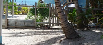 Gumbo Limbo - Go Slow Cabana, Steps from the Ocean, Free Bikes, Free WiFi