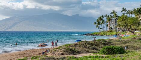 Beach nearby, sun loungers, beach towels