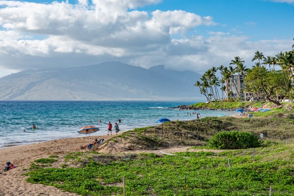 Beach nearby, sun-loungers, beach towels