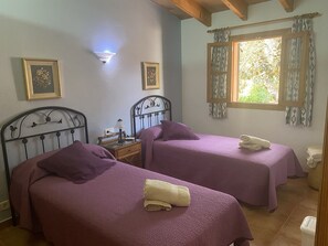 2 makuuhuonetta, silitysrauta/-lauta, vauvan matkasänky, ilmainen Wi-Fi