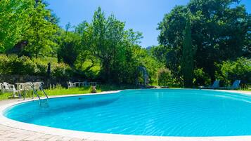 Außenpool, geöffnet von 09:30 Uhr bis 19:00 Uhr, Sonnenschirme