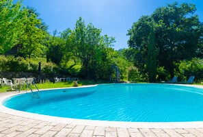 Szabadtéri medence, nyitva 9:30 és 19:00 között, napernyők