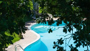 Außenpool, geöffnet von 09:30 Uhr bis 19:00 Uhr, Sonnenschirme