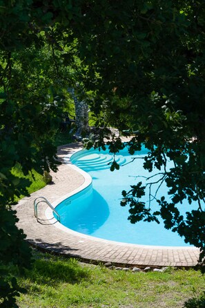 Outdoor pool, open 9:30 AM to 7:00 PM, pool umbrellas, pool loungers - Il Rifugio Pecorella (Alvignano)