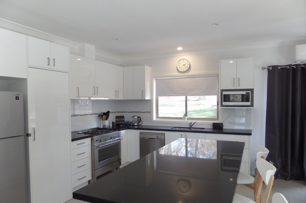 Beautiful 3 bedroom cottage on 25 acres with visiting native birds & wildlife