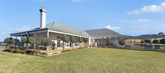 Holman Estate - Awesome central location - 4 bdrms, billiard room, open fire and amazing views