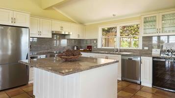 Microwave, dishwasher, coffee/tea maker