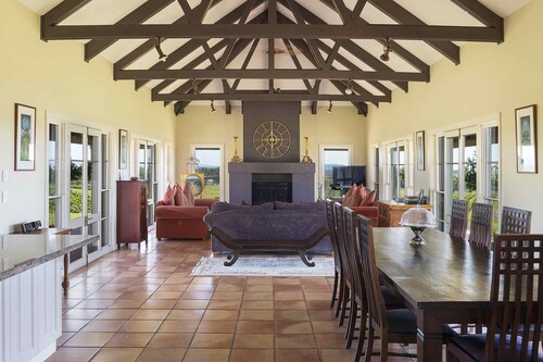 Holman Estate - Awesome central location - 4 bdrms, billiard room, open fire and amazing views