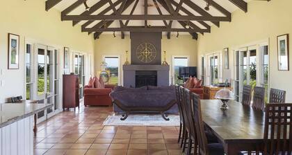 Holman Estate - Awesome central location - 4 bdrms, billiard room, open fire and amazing views