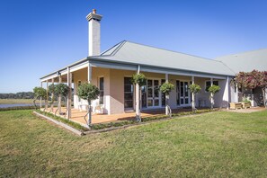 المنشأة من الخارج