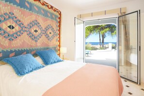 3 bedrooms, iron/ironing board, internet, bed sheets