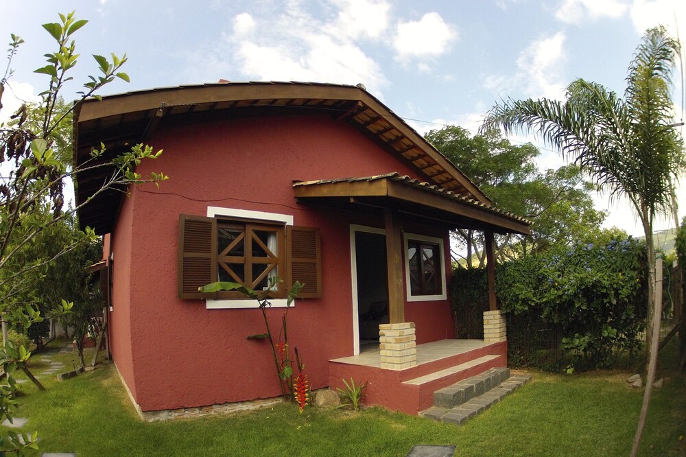 House 2 Sleeps 200 meters from Joaquina beach