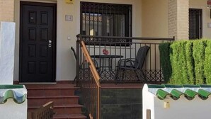 Ein zweistöckiges Gebäude mit einer Treppe, die zu einem Balkon führt.