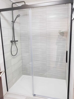Ducha y bañera combinadas, secador de pelo, toallas y jabón