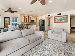 Smart TV, fireplace