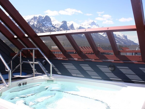 Tina de hidromasaje al aire libre