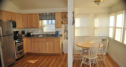 East Grand Ave Fabulous Cottage