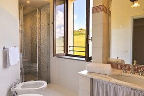 Deluxe Room, 1 Bedroom | Bathroom | Free toiletries, hair dryer, towels, soap