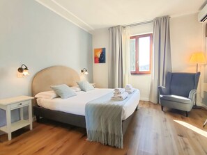 Quarto econômico | Cortinas blackout, ferros/tábuas de passar roupa, Wi-Fi de cortesia