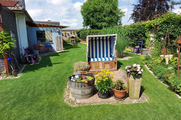 Garten mit Strandkorb