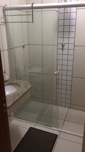 Single Room, 1 Double Bed, Non Smoking | Blackout curtains, iron/ironing board, free WiFi, bed sheets - Hostel Casa Verde (Itajai)