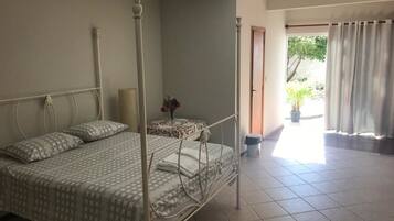 Quarto solteiro, 1 cama de casal, para não fumantes | Cortinas blackout, ferros/tábuas de passar roupa, Wi-Fi de cortesia