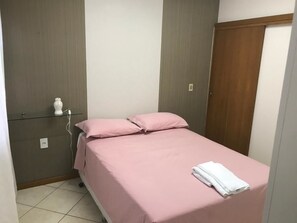 Blackout curtains, iron/ironing board, free WiFi, bed sheets - Hostel Casa Verde (Itajai)