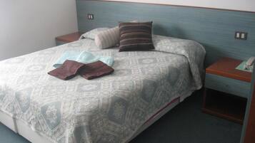 Double Room, 1 Queen Bed, Non Smoking, Hot Tub | Desk, free WiFi, bed sheets