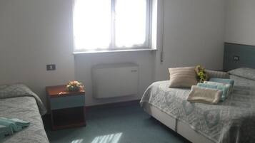 Escritorio, wifi gratis y ropa de cama