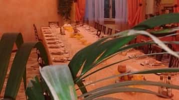 Se sirven desayunos, comidas, cenas y cocina italiana