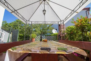 Outdoor dining - Holiday apartment in Štinjan, 600m from the beach (Štinjan)