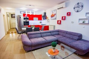 TV - Holiday apartment in Štinjan, 600m from the beach (Štinjan)