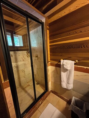 Baignoire, sĂšche-cheveux, bidet, serviettes fournies