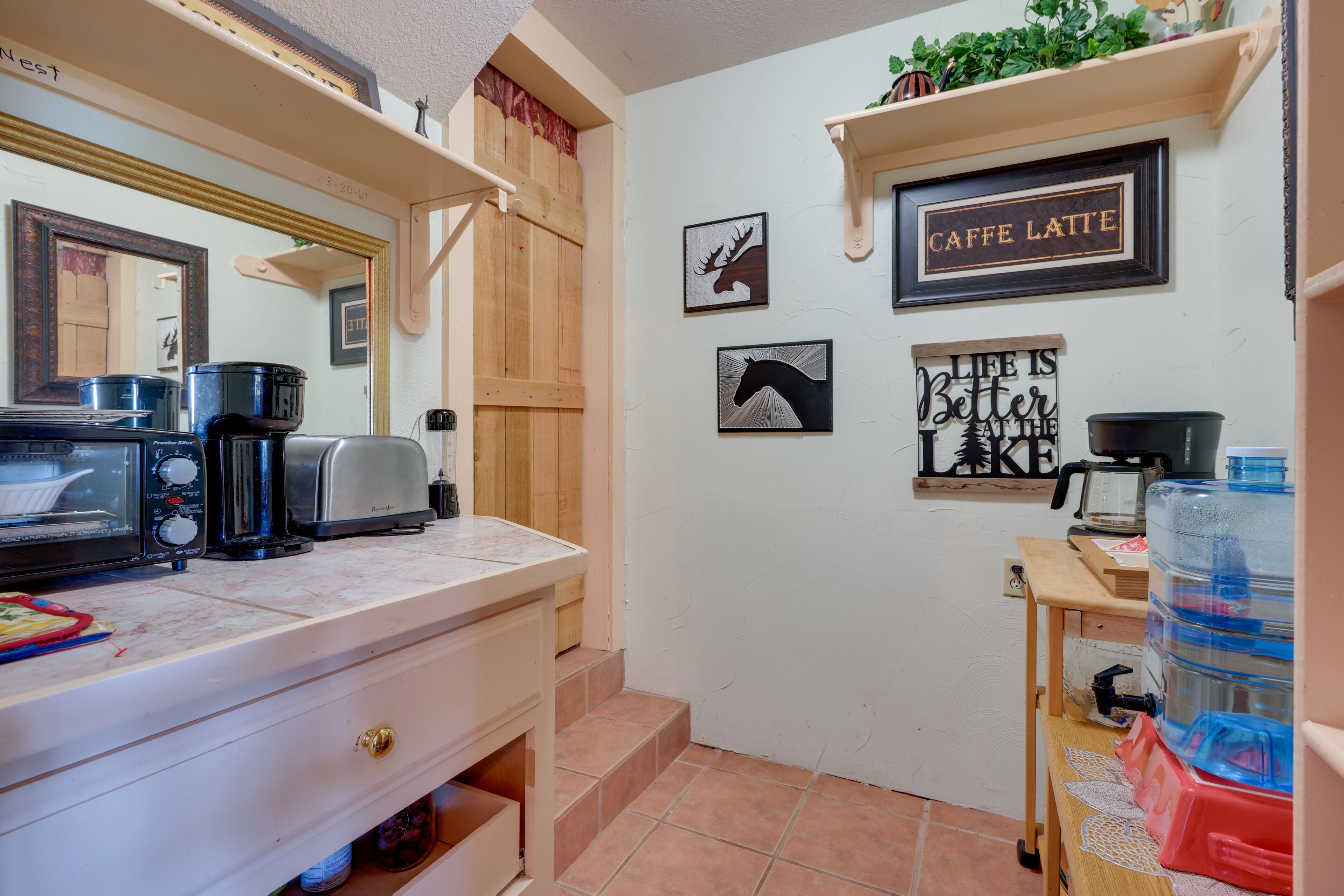 Exotic Home w/ Patio & Grill: Walk to Canyon Lake!