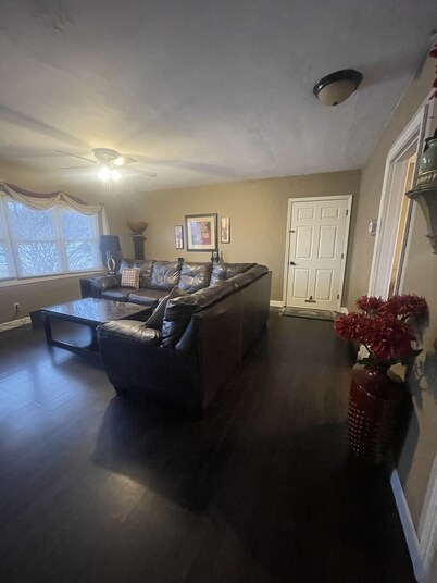 Villa in Eureka 1- mile to Hidden Valley & Six Flags