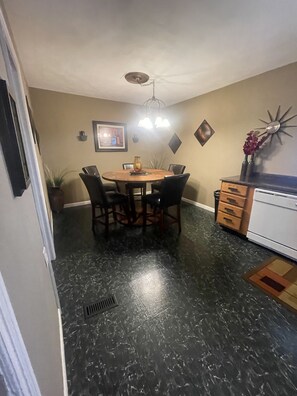 Dining - Villa in Eureka 1- mile to Hidden Valley & Six Flags (Eureka)