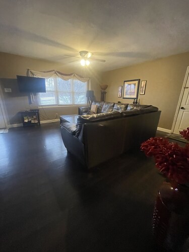 Villa in Eureka 1- mile to Hidden Valley & Six Flags