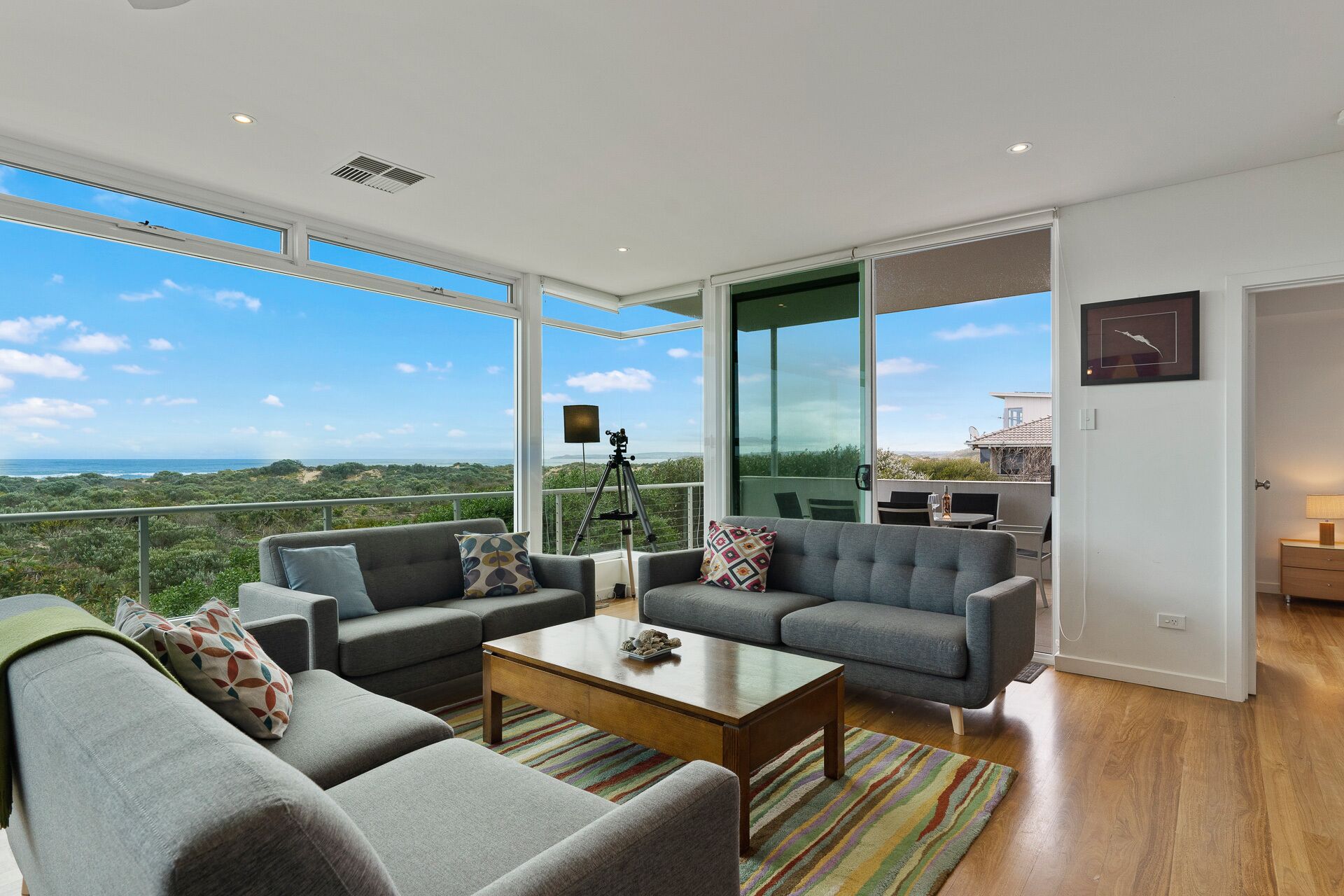 Smart TV, lettore DVD, libri, impianto stereo