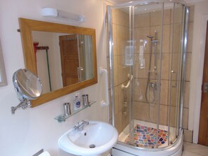 Baignoire, séchoir à cheveux, serviettes fournies, savon