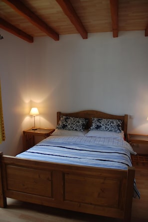 6 bedrooms, desk, iron/ironing board, travel crib