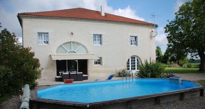 Grande Villa de luxe située dans une belle campagne proche des commerces