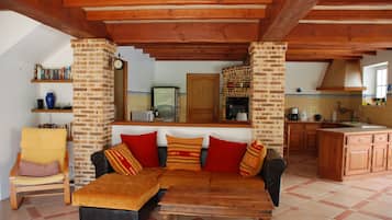 Smart-tv, een open haard, een dvd-speler en een tafeltennistafel