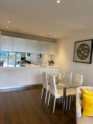 Elite appartement, privébadkamer | Gemeenschappelijke keuken